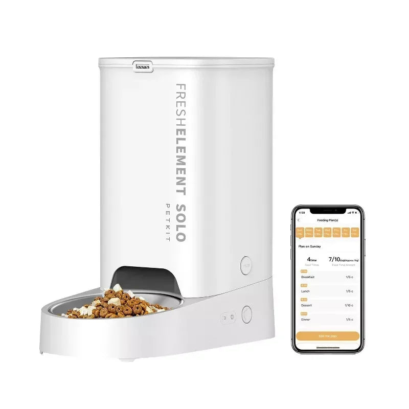 White pet feeder with 'Freshelement Solo' branding and a smartphone displaying app interface.