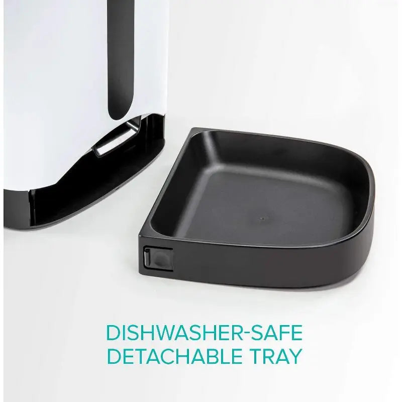 Black dishwasher-safe detachable tray on a white background with text indicating safety features.